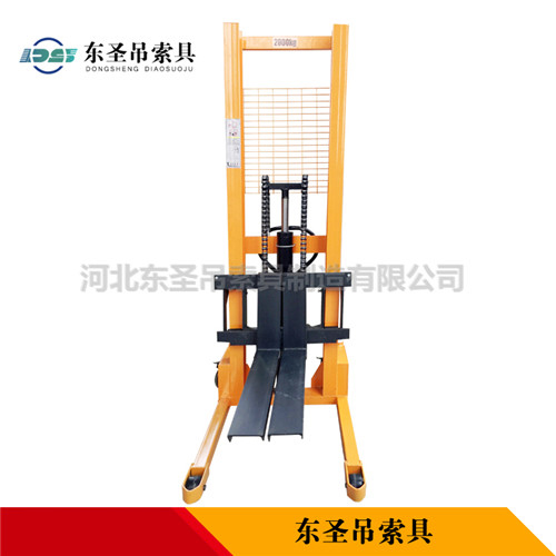 手動液壓式堆高車產(chǎn)品展示--河北東圣吊索具制造有限公司--液壓堆高車|手動叉車|小型攪拌機|石材夾具