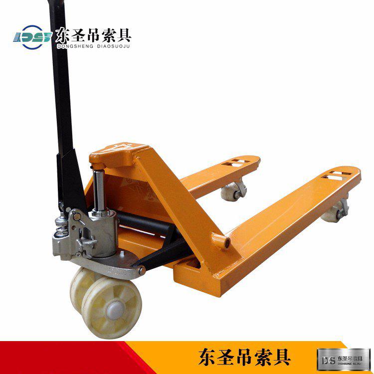 在運(yùn)輸貨物時(shí)電動叉車要避免盲區(qū)
